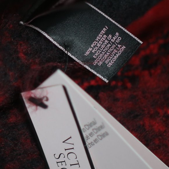 NWT Victoria's Secret Cozy Long Thick Red Plaid Vintage Scarf with Fringe. - Picture 3 of 3
